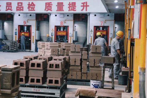 满冠体育耐材成型车间介绍